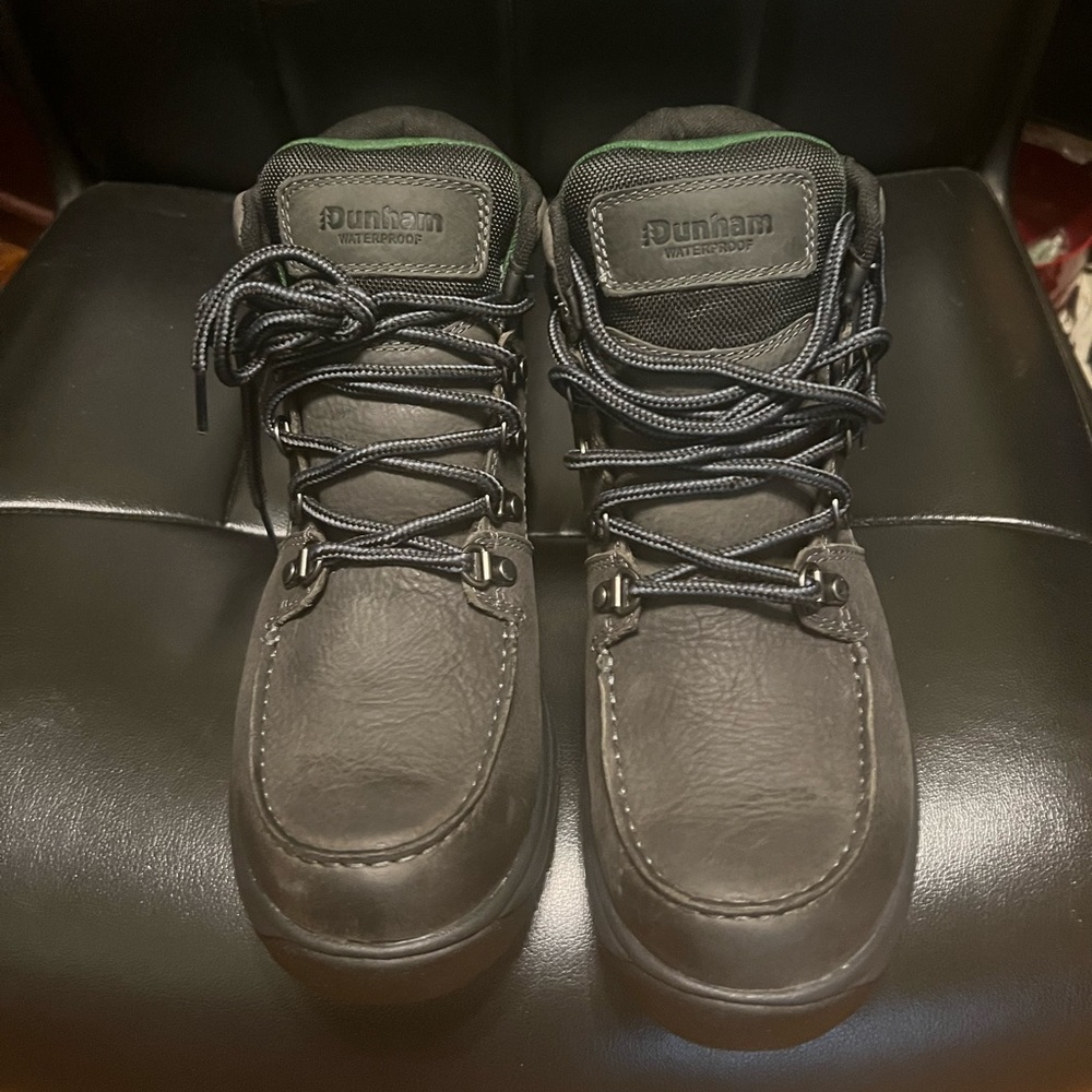 Dunham leather mid boot M8.5